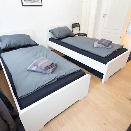 4 Schlafzimmer, Vollausgestattete Kuche & Balkon - Zentrumsnah, Kostenloses Parken Und Free Wifi Appartement