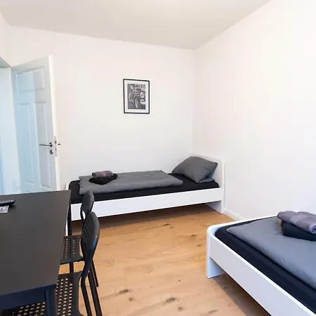 4 Schlafzimmer, Vollausgestattete Kuche & Balkon - Zentrumsnah, Kostenloses Parken Und Free Wifi Appartement Leipzig