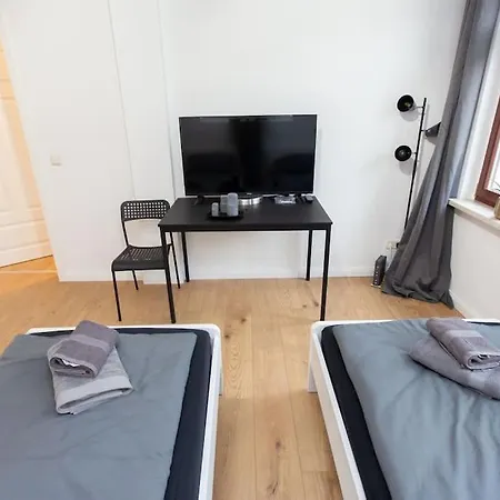 4 Schlafzimmer, Vollausgestattete Kuche & Balkon - Zentrumsnah, Kostenloses Parken Und Free Wifi *