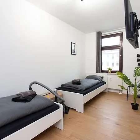 4 Schlafzimmer, Vollausgestattete Kuche & Balkon - Zentrumsnah, Kostenloses Parken Und Free Wifi * Leipzig