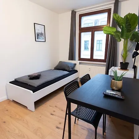 4 Schlafzimmer, Vollausgestattete Kuche & Balkon - Zentrumsnah, Kostenloses Parken Und Free Wifi * Leipzig