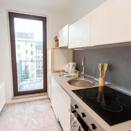 4 Schlafzimmer, Vollausgestattete Kuche & Balkon - Zentrumsnah, Kostenloses Parken Und Free Wifi
